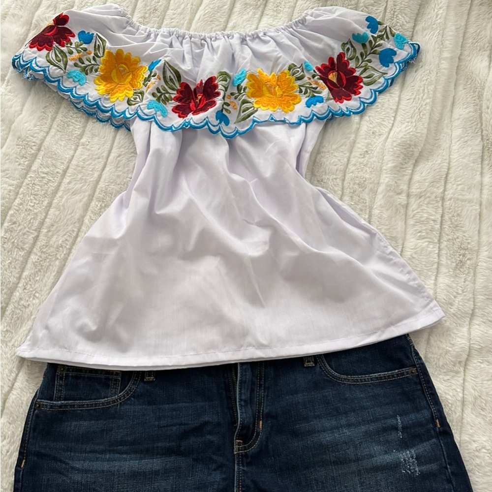 White Mexican Shirt with flowers 💐🥰🛍️